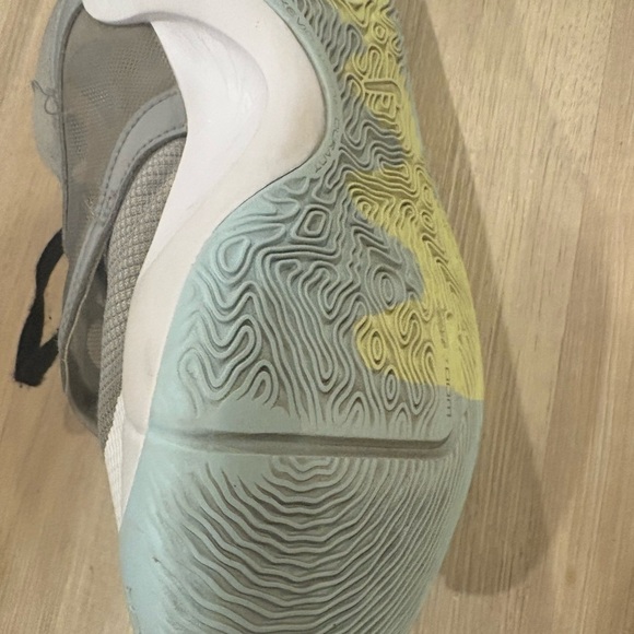 Nike Gray and Orange Athletic Shoes with Modern Design - Picture 4 of 7